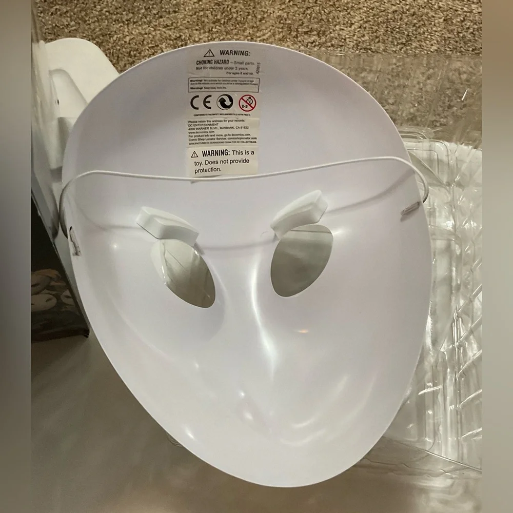 DC COMICS: WHITE PLASTIC BATMAN MASK IN BOX. BUT DOES NOT INCLUDE THE COMIC BOOK